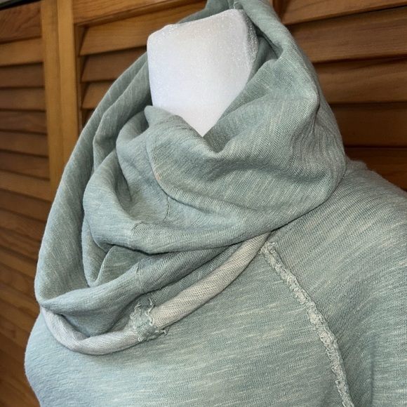 Free People Beach Boho Cowl Neck Top Size Medium/Large - Picture 3 of 10